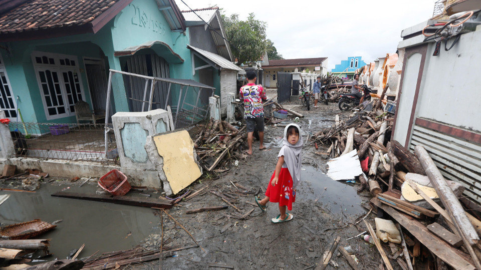 Una niña, entre el rastro de destrucción del tsunami.ADI WEDA (Efe)