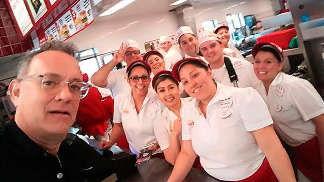 Tom Hanks posa con los empleados del local de comida rápida. EP
