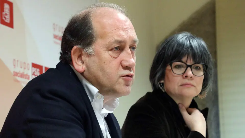 Xoaquín Fernández Leiceaga y Patricia Vilán ofrecieron un desayuno informativo en Santiago. XOÁN REY (EFE)