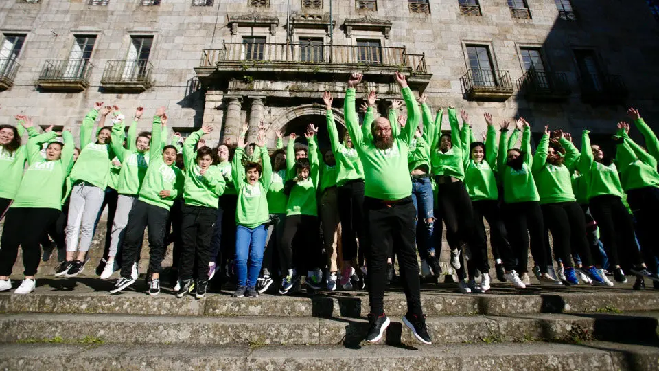 Rodrigo Cota rodeado de voluntarios del HQR!. GONZALO GARCÍA