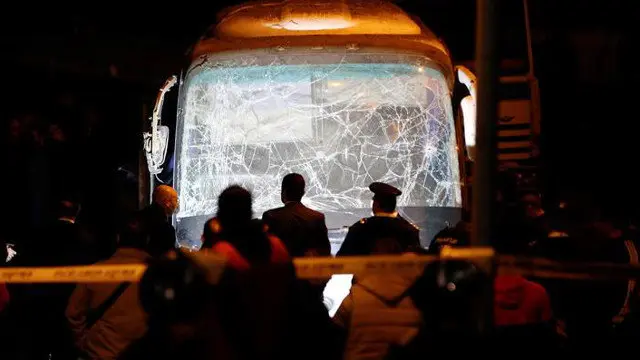 Miembros de los cuerpos de seguridad inspeccionan los daños caisados por el atentado con bomba FAREED KOTB