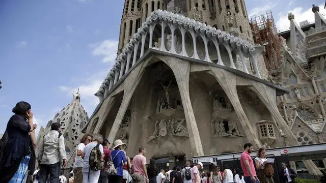 Colas ante la Sagrada Familia. AEP