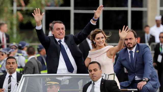 Bolsonaro hizo un corto recorrido con su mujer por las calles de Brasilia tras jurar el cargo. ANTONIO LACERDA (EFE)