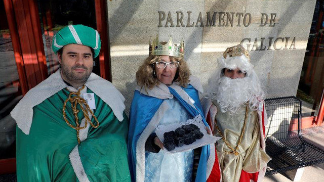 Los Reyes Magos llevan carbón al Parlamento gallego. XOAN REY