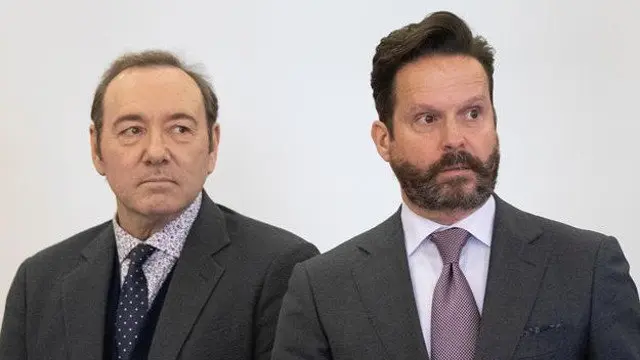 Kevin Spacey, con su abogado, durante el juicio.NICOLES HARNISHFEGER (Efe)