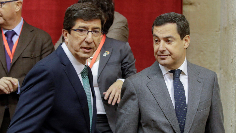 Los líderes de Ciudadanos, Juan Marín (i) y del PP-A, Juanma Moreno. JULIO MUÑOZ