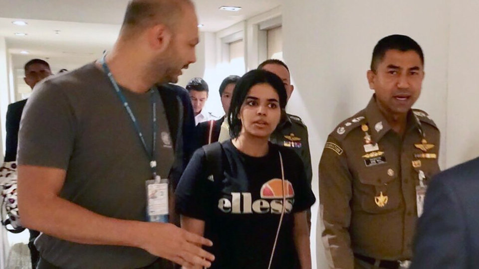 Rahaf Mohammed Al-Qunun, conversa con el jefe de la policía de inmigración de Tailandia, Surachet Hakparn, y un trabajador de ACNUR. EFE