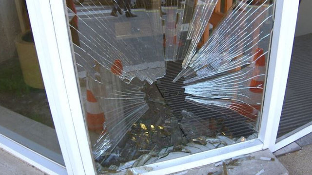 Cristal roto en la puerta de los estudios de TV3.TWITTER (@324cat)