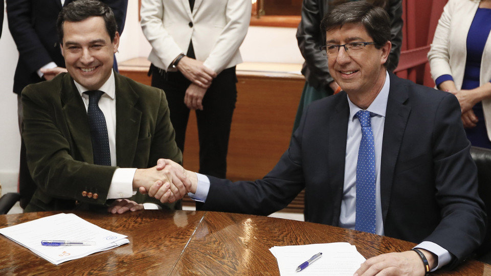 El presidente andaluz del Partido Popular, Juanma Moreno, y el de Ciudadanos, Juan Marín, estrechan las manos durante la reunión. JOSÉ MANUEL VIDAL (EFE)