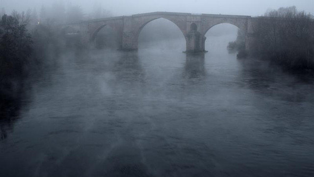Vista de el río Miño y el Puente Romano de Ourense entre una densa niebla. BRAIS LORENZO (EFE)