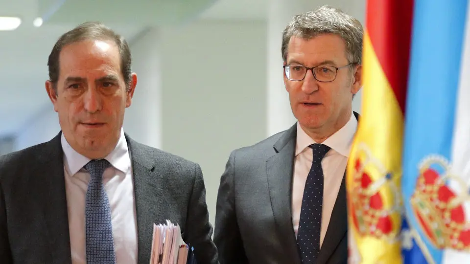 El presidente de la Xunta, Alberto Núñez Feijóo, y el conselleiro de Hacienda, Valeriano Martínez.LAVANDEIRA JR (Efe)