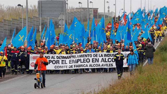 Trabajadores de Alcoa protestan en Avilés. ALBERTO MORANTE (EFE)