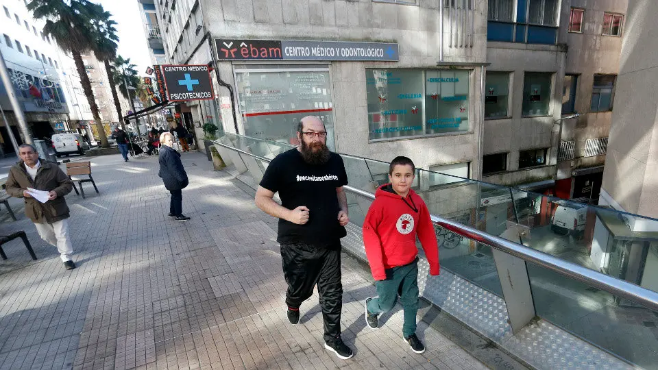 Rodrigo Cota, con su sobrino Hashim. JAVIER CERVERA