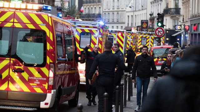 Ambulancias tras la explosión. IAN LANGSDON (EFE)