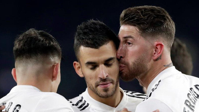 Sergio Ramos celebra con Dani Ceballos el segundo gol del equipo madridista. JULIO MUÑOZ (EFE)