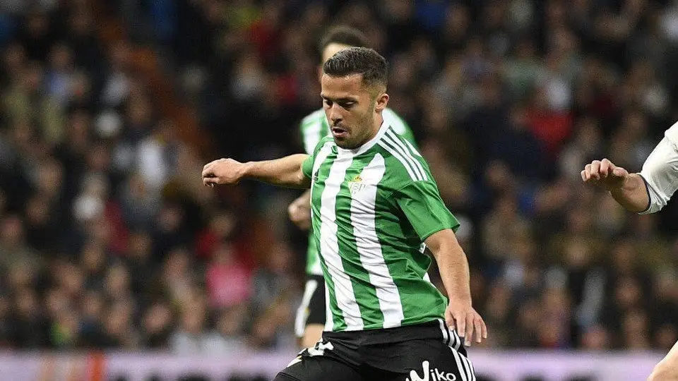Riza Durmisi, en su etapa como jugador del Real Betis. TWITTER