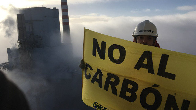 Una actuación de Greenpeace en la central de Meirama, considerada una de las más contaminantes