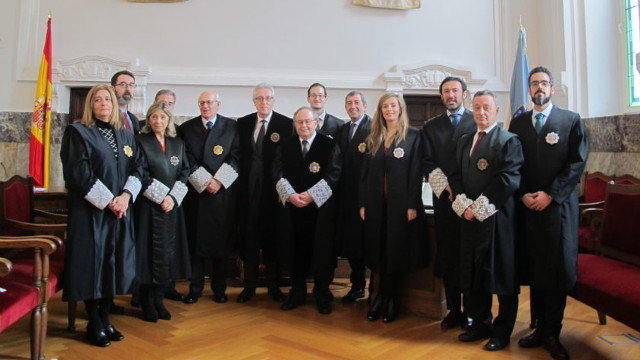 Algunos de los jueces que tomaron posesión, entre ellos Ana Eirea, cuarta por la derecha. TSXG