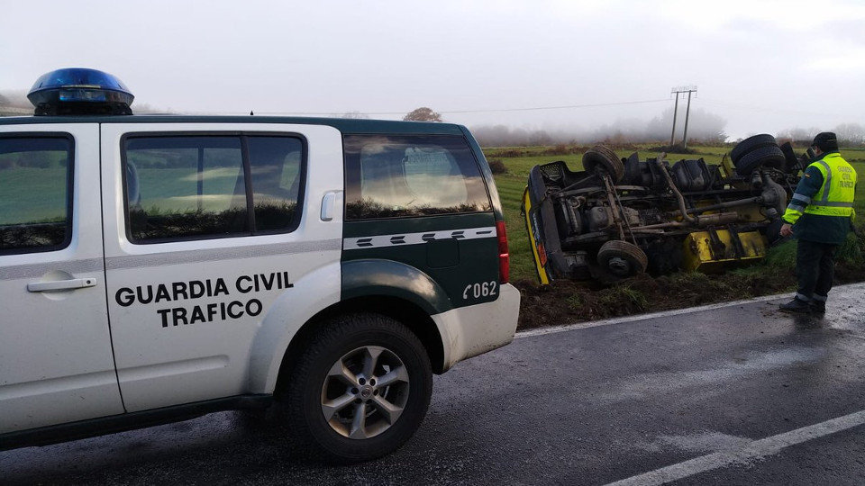 Camión accidentado en Rodeiro. DP