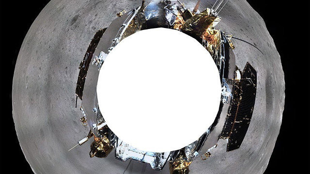 Imaxe de 360 graos tomada pola sonda chinesa Chang&#39;e 4 do vehículo explorador Yutu 2 na cara oculta da lúa. EFE