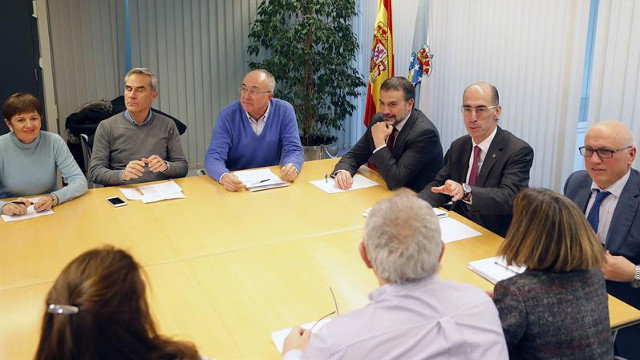Reunión entre Almuiña y profesionales de Atención Primaria del área de Vigo. LAVANDEIRA JR (EFE)