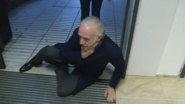 Eduardo Inda, en el suelo tras la presunta agresión. CUATRO
