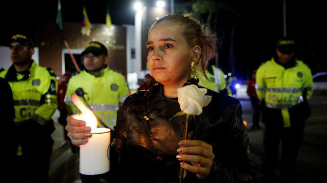 Decenas de colombianos se concentraron en Bogotá para recordar a las víctimas del ataque. LEONARDO MUÑOZ (EFE)
