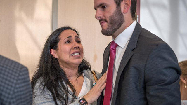La esposa de Pablo Ibar abraza al abogado de sus esposo tras conocer el veredicto GIARGIO VIERA