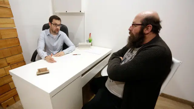 Rodrigo Cota con el psicólogo de alto rendimiento Iago Roel. JAVIER CERVERA-MERCADILLO