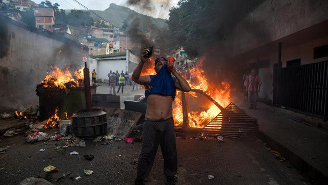 Una manifestación en las calles de Caracas, en apoyo a los militares que se levantaron contra el Gobierno de Maduro. MIGUEL GUTIERREZ (EFE)