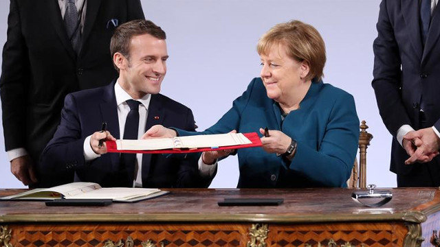 Macron y Merkel firman el Tratado de Aquisgrán. SASCHA STEINBACH (EFE)