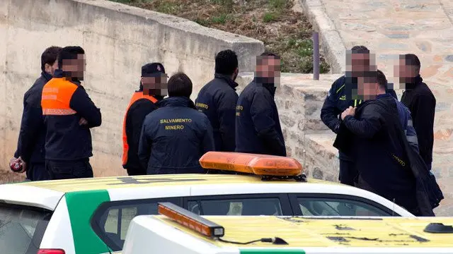 Especialistas, en el lugar donde desapareció el pequeño en Málaga. DANIEL PÉREZ (EFE)