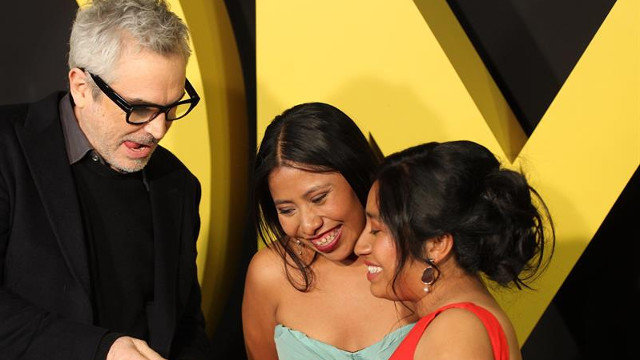 Alfonso Cuarón (i) y las actrices Yalitza Aparicio (c) y Nancy Garcia (d) durante la presentación de la película 'Roma'. EFE