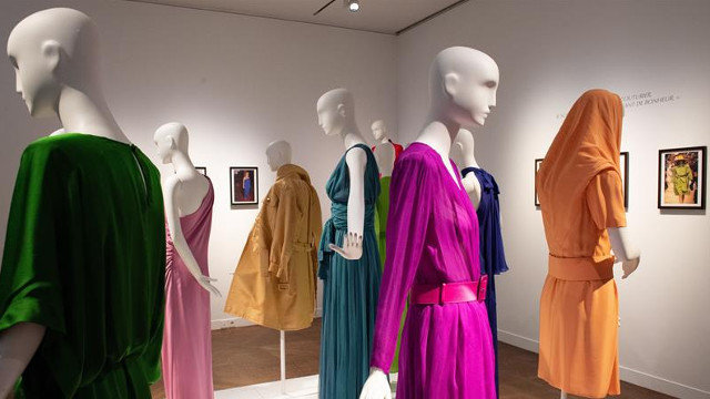 Parte de la colección de vestidos, trajes y accesorios creados por Yves Saint-Laurent, que pertenecen al guardarropa de Catherine Deneuve. CAROLINE BLUMBERG (EFE)