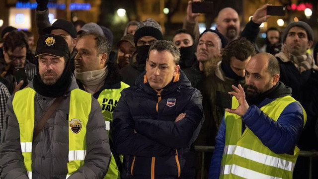 Taxistas de Barcelona tras la votación en la que han decidido abandonar la huelga. MARTA PÉREZ (EFE)
