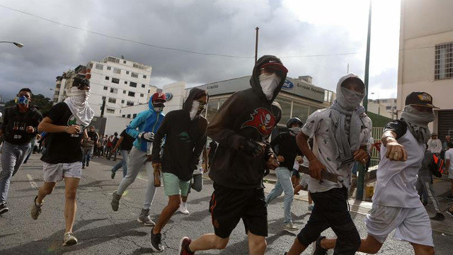 Manifestantes participan en una protesta contra el Gobierno de Nicolás Maduro, este miércoles. CRISTIAN HERNÁNDEZ (EFE)