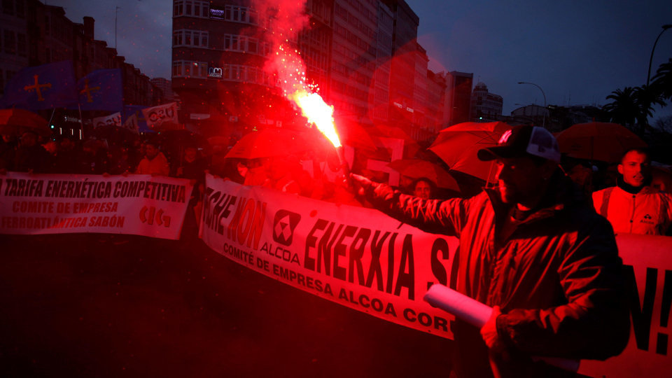 Los trabajadores de la planta de Alcoa en A Coruña se concentran frente a la Delegación del Gobierno en Galicia.CABALAR (Efe)