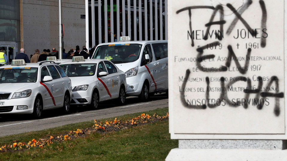 Taxis estacionados a las puertas del Ifema, en Madrid.EFE