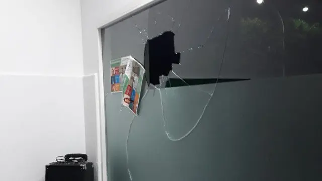 Cristaleira rota tras o ataque á sede de Podemos na Liña. TWITTER