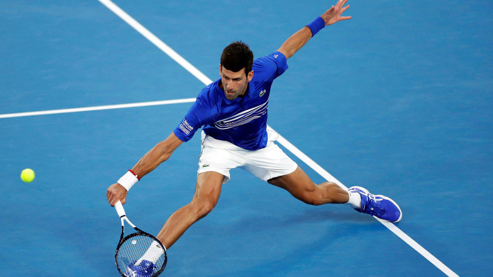 Novak Djokovic golpea la bola en un momento de la semifinal contra Lucas Pouille. LYNN BO BO (EFE)