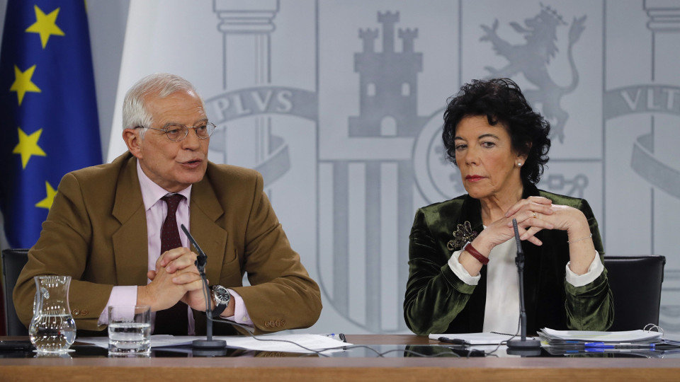 El ministro de Exteriores, Josep Borrell, y la ministra portavoz, Isabel Celaá. BALLESTEROS (EFE)