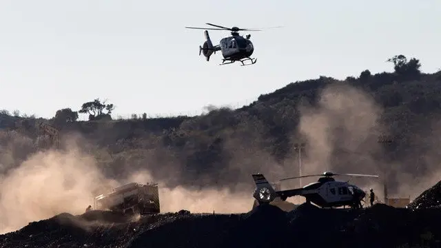 Helicópteros en la zona del rescate. DANIEL PÉREZ (EFE)