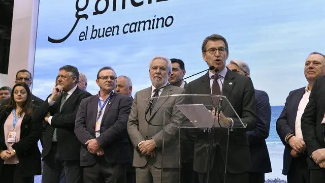 Feijóo, en el estand de Galicia en Fitur. VÍCTOR LERENA (EFE)