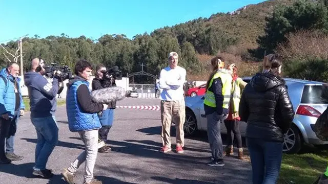 Frank Cuesta y su equipo, en el cementerio de Lariño, en Carnota. SENDA SOLIDARIA