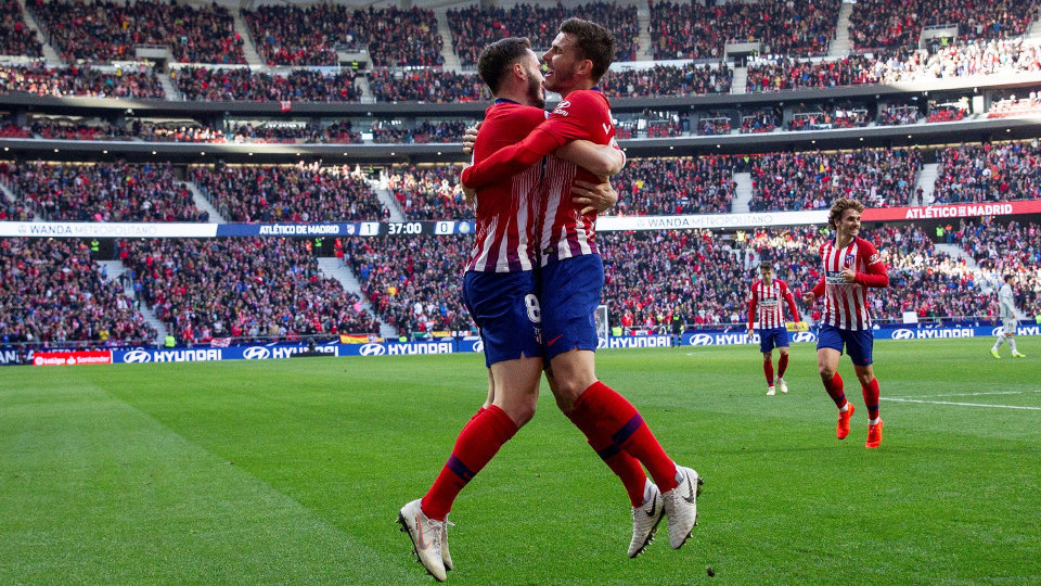 Saúl Ñíguez celebra su gol abrazado a Lucas Hernández. RODRIGO JIMÉNEZ (Efe)
