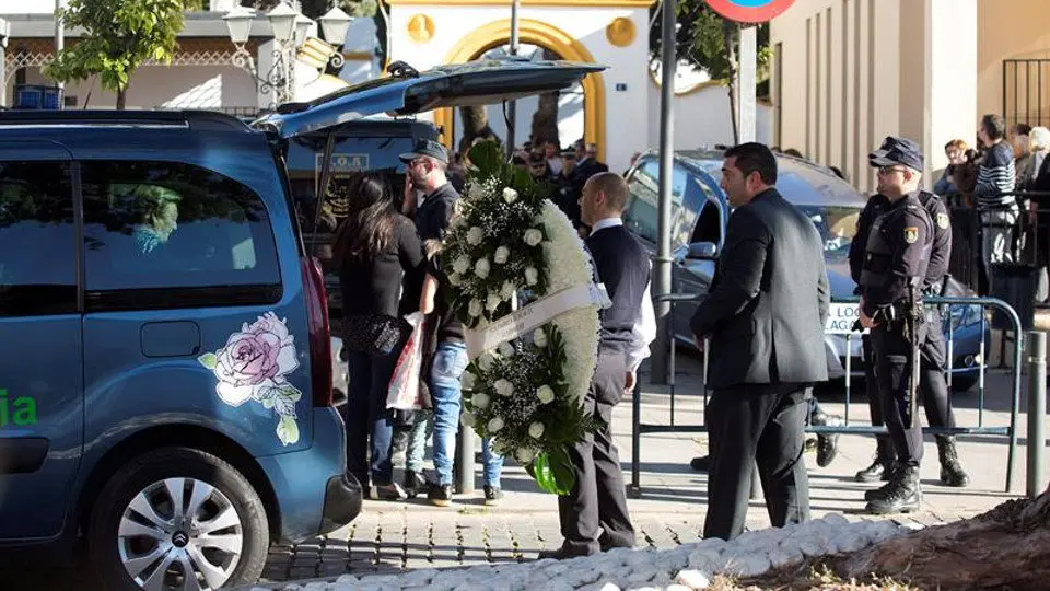 El féretro de Julen fue trasladado al tanatorio tras finalizar la autopsia. DANIEL PÉREZ (EFE)