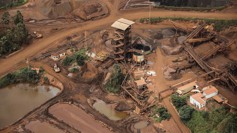  Fotografía aérea de este sábado del desastre causado por la rotura de una presa que contenía residuos minerales de la compañía Vale. ANTONIO LACERDA (EFE)
