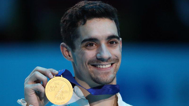 Javier Fernández con su medalla de oro. EFE