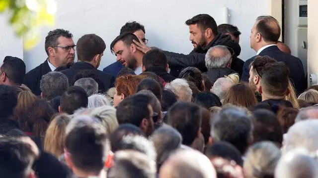 José Roselló, padre de Julen, arropado por familiares y amigos. DANIEL PÉREZ (EFE)