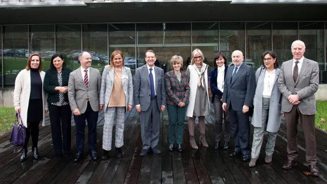 A ministra de Sanidade María Luisa Carcedo posa para a fotografía de familia durante a súa visita ao Laboratorio de Referencia de Biotoxinas Marinas da UE en Vigo. SALVADOR SAS (EFE)